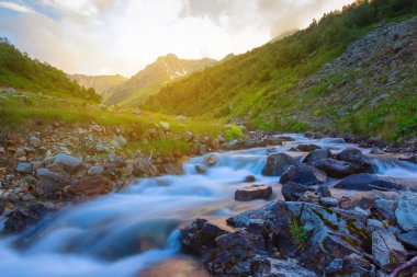 gün batımında dağ Nehri