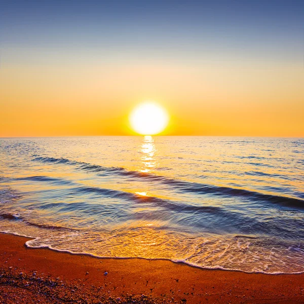 Ruhiger Sonnenuntergang am Meer — Stockfoto