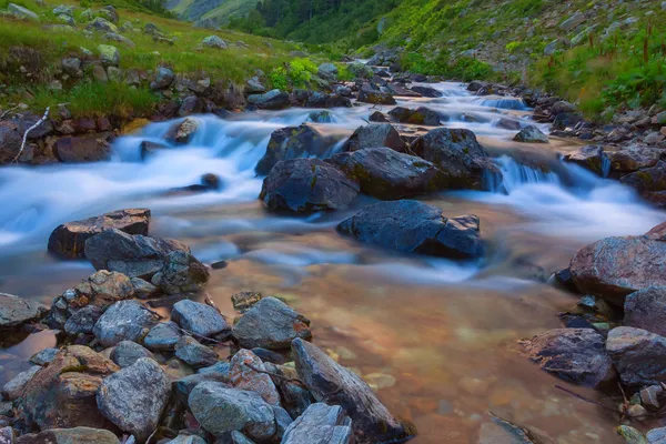 Gros plan flou mouvement de la rivière — Photo