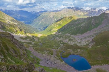 bir dağa vadide Mavi Göl