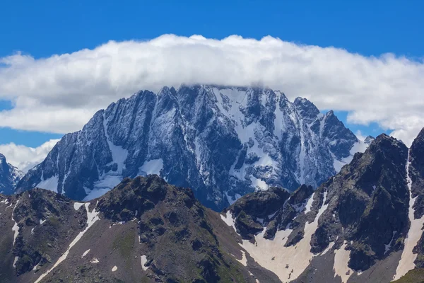 Pšiš hora v Rusku Kavkazu mraky — Stock fotografie