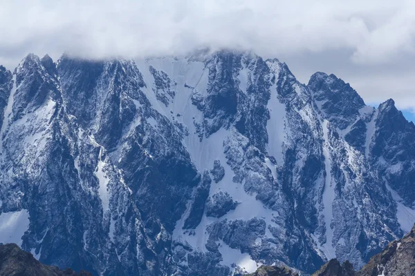 Вершина горы в плотных облаках кавказской России — стоковое фото