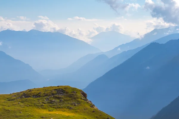 Schöne blaue Berge im Nebel — Stockfoto