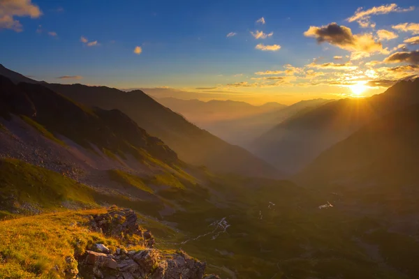 Schöne Sonnenaufgangsszene — Stockfoto