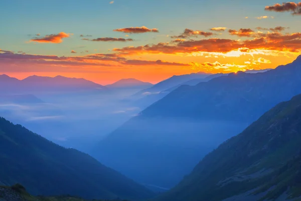 Early misty morning in a mountains — Stock Photo, Image