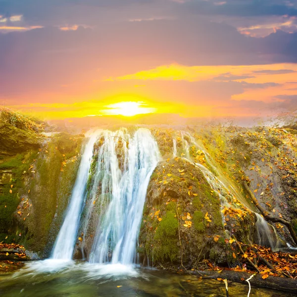 Piękny wodospad na zachód słońca — Zdjęcie stockowe