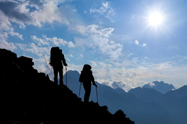 Los excursionistas en las montañas — Foto de Stock