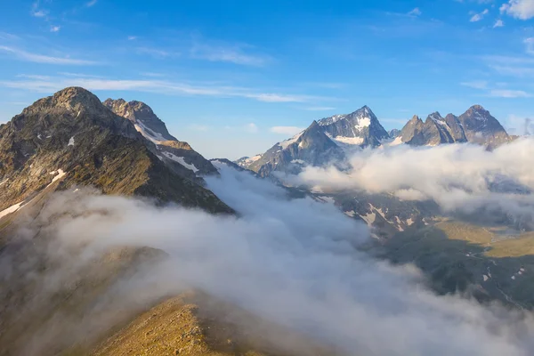 Гірський прохід у хмарах Кавказу Росії — стокове фото