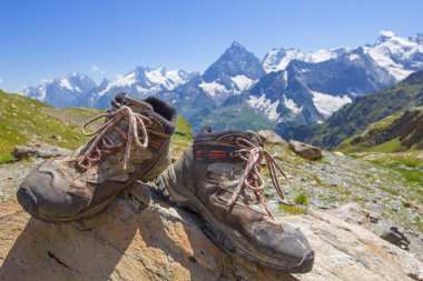 bir dağ zinciri arka planda turistik çizmeler