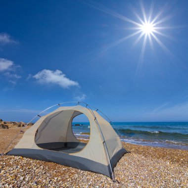 tarafından güneşli bir deniz kenarında turistik beyaz çadır
