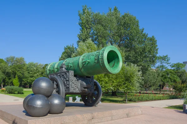 Vecchio monumento di cannone in un parco — Foto Stock