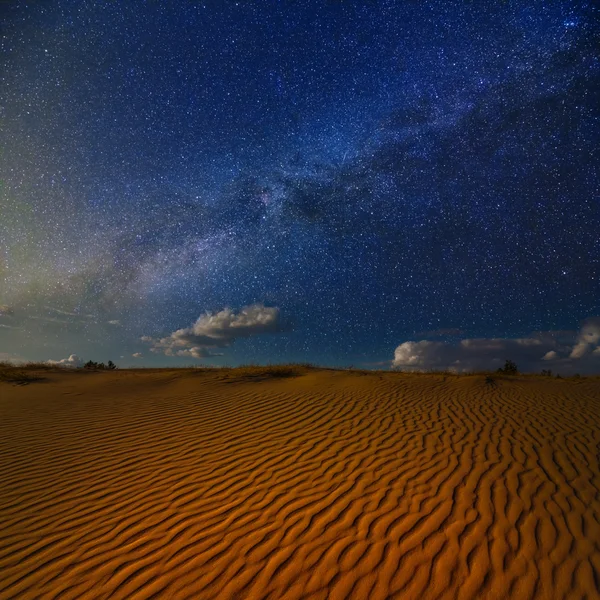 Nachtscène in een zand woestijn — Stockfoto