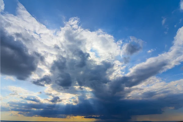 Dramatisk molnig himmel — Stockfoto