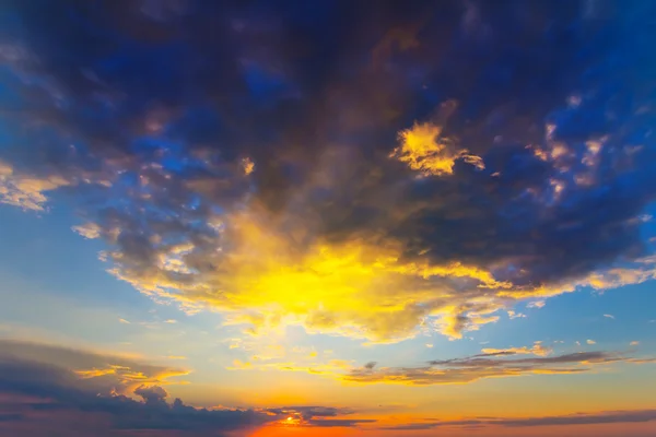 Dramatischer Hintergrund des Sonnenuntergangs — Stockfoto