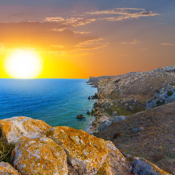 Gün batımında kayalık deniz kıyısı — Stok fotoğraf