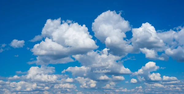 Azul céu nublado fundo — Fotografia de Stock