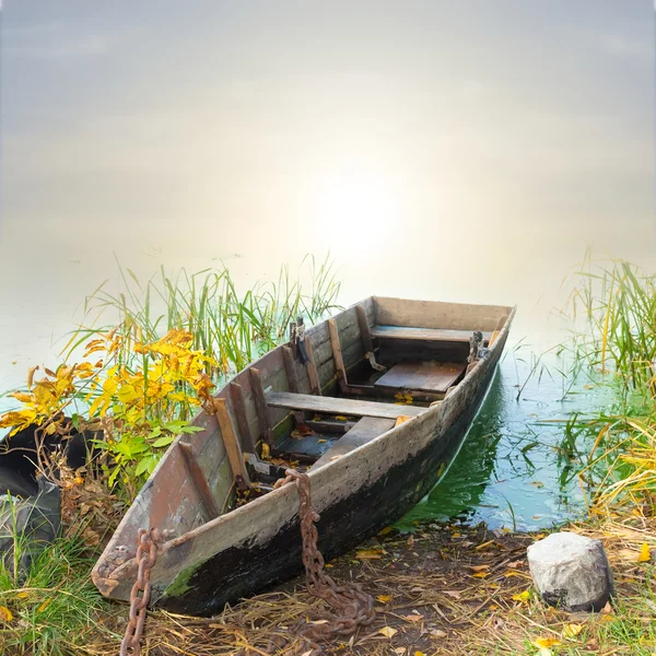 Boot in de buurt van een kust vissen op de ochtend — Stockfoto