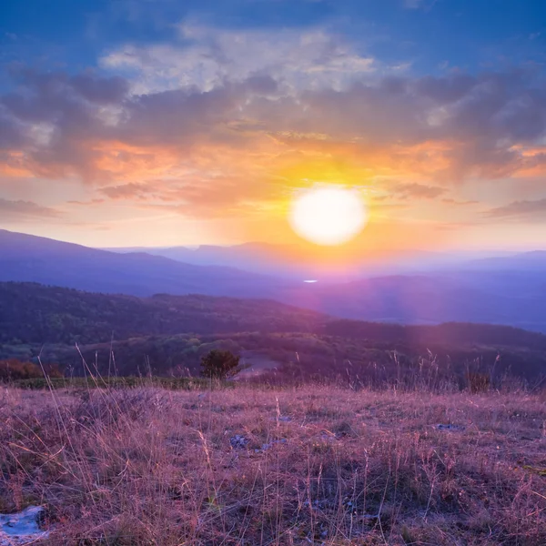 Zonsondergang onder een heuvels — Stockfoto