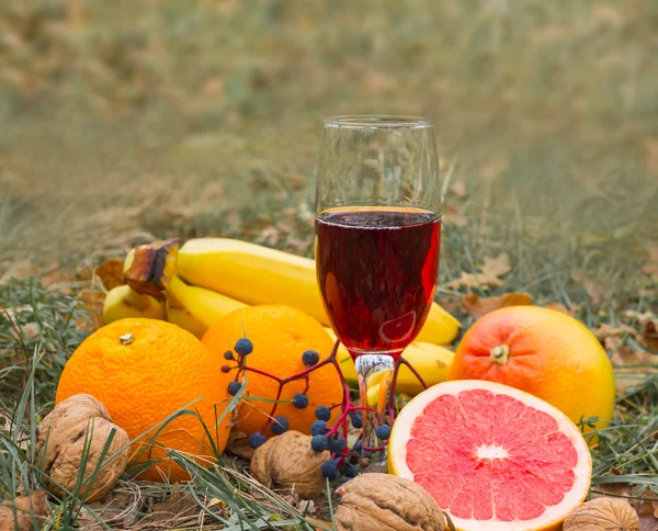 Çim kırmızı şarap — Stok fotoğraf