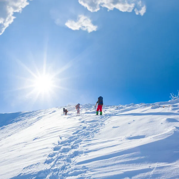 Ascenso turístico montaña de invierno — Foto de Stock