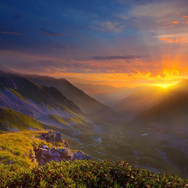 Lever de soleil sur une vallée de montagne — Photo