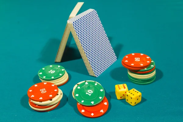 Playing cards and chips on a green felt — Stock Photo, Image