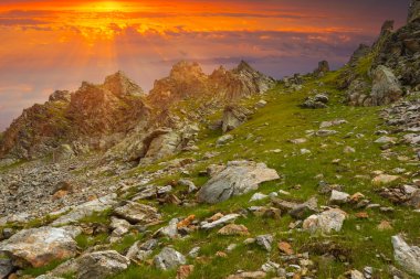 bir dağ üzerinde dramatik günbatımı