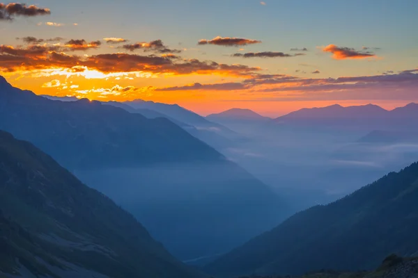 Tôt le matin dans une montagne — Photo