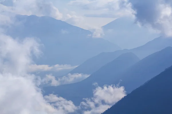 Montanhas em uma névoa azul — Fotografia de Stock