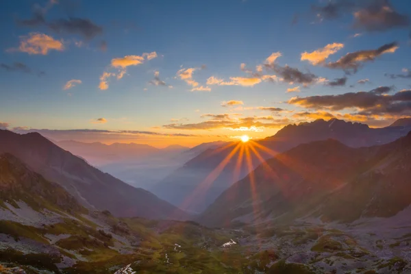 Beautiful sunrise over a mountain valley — Stock Photo, Image