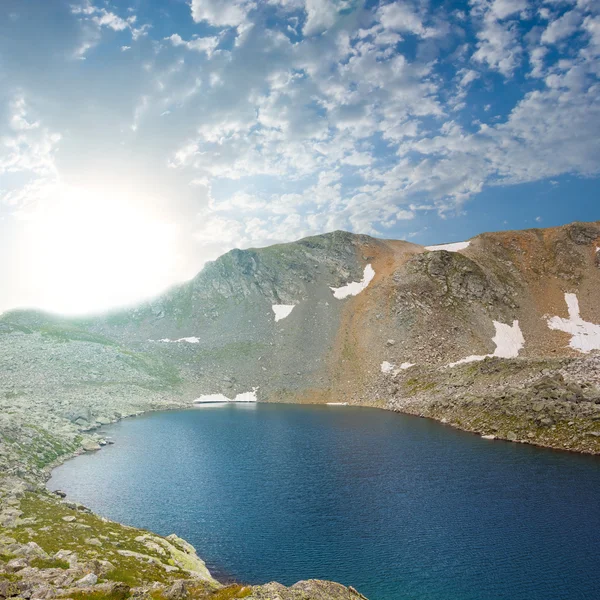 Smaragdsee in einer Bergschale — Stockfoto
