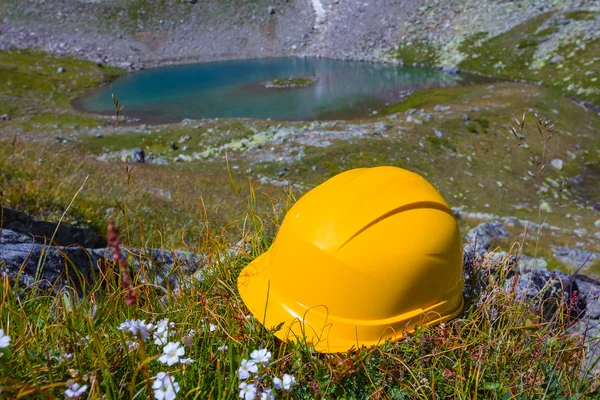 Casco giallo su una pietra in una montagna — Foto Stock