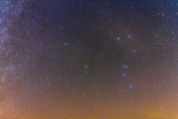 Büyük Ayı takımyıldızı yönünde bulunan bir nighr gökyüzü üzerinde — Stok fotoğraf