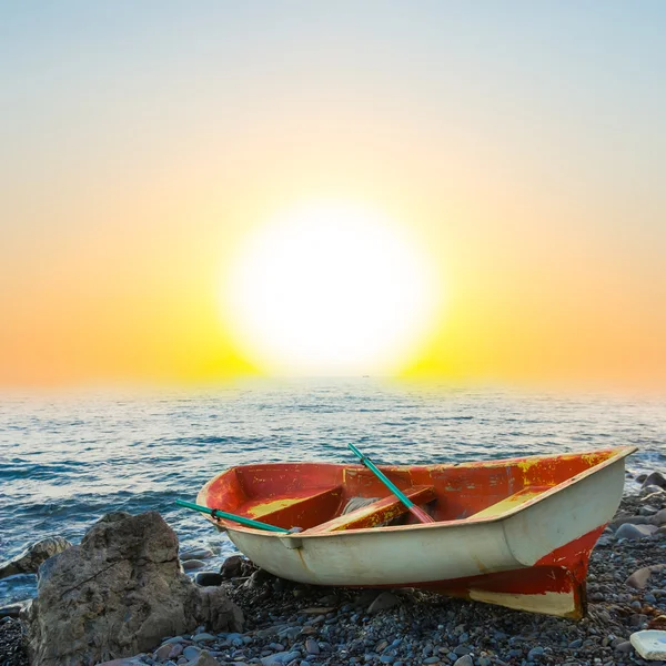 Small boat on a sea cost at the morning — Stock Photo, Image