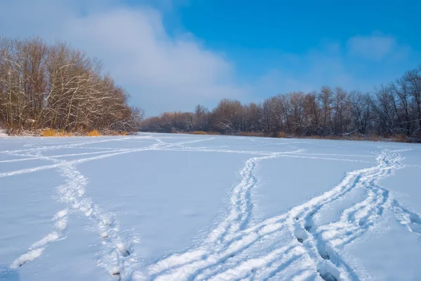 Замерзла річка зима — стокове фото