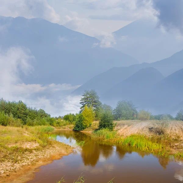 Lago Steppe e montagne nebbiose lontane — Foto Stock