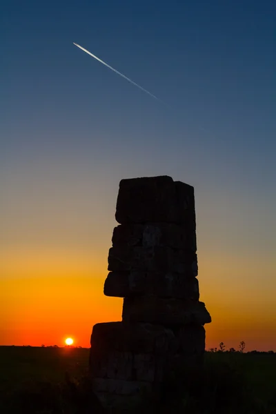 Starożytne stella sylwetka na tle nieba rano — Zdjęcie stockowe