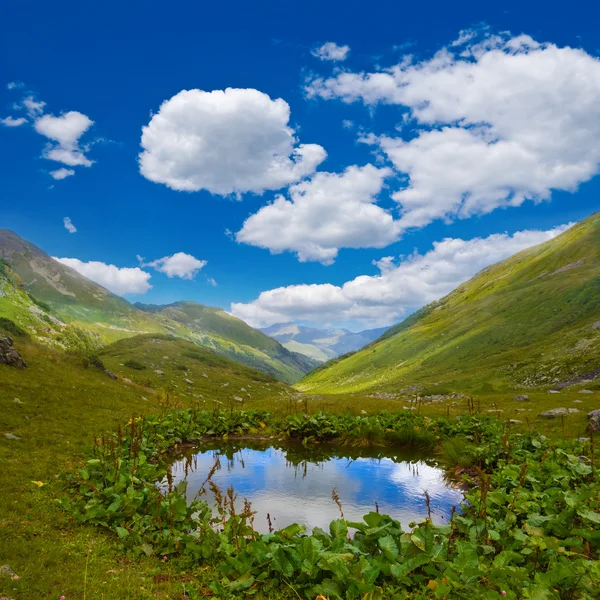 Mały niebieski górskie jezioro — Zdjęcie stockowe