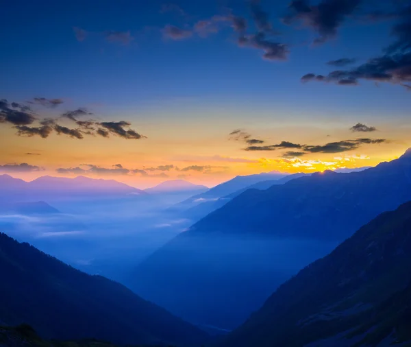 Sabah erkenden, Puslu dağlar — Stok fotoğraf
