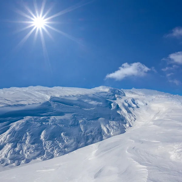 明るい日で白い冬の山 — ストック写真