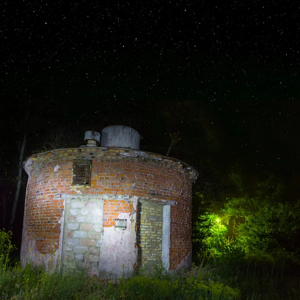 Vieille structure en brique la nuit — Photo