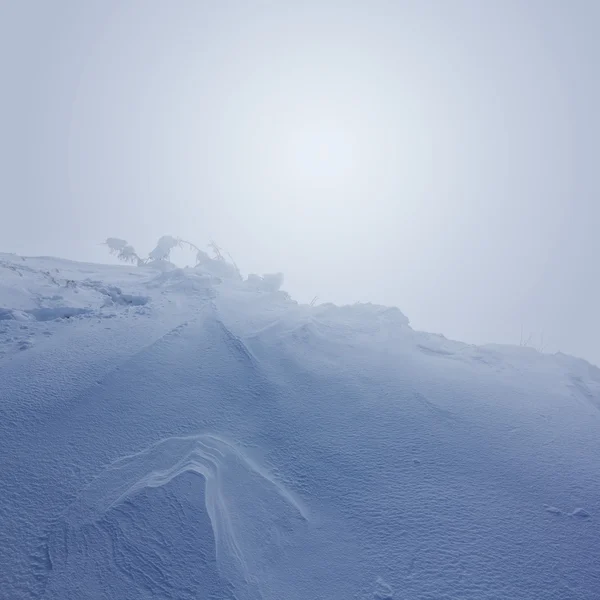 Зимний снежный холм в тумане Лицензионные Стоковые Фото