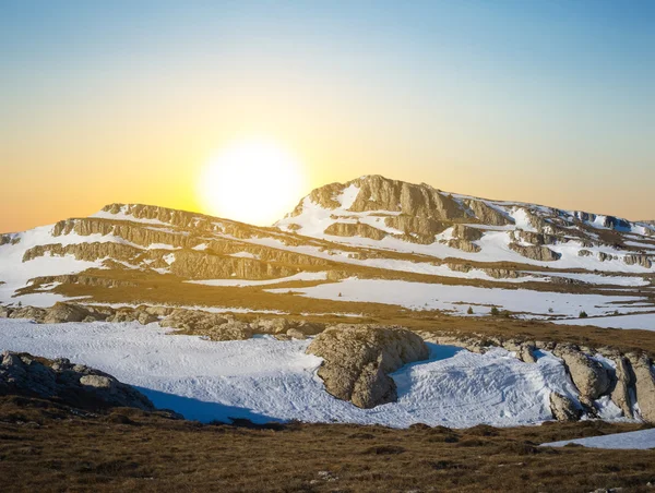 Berg zonsondergang in de winter — Stockfoto