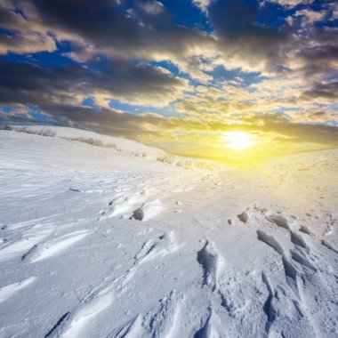 günbatımı üzerinde kış ovaları