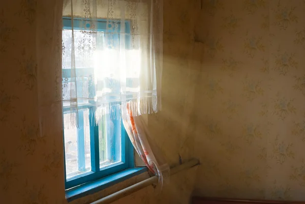 Stralen van de zon door een vakantiehuis venster duwen — Stockfoto