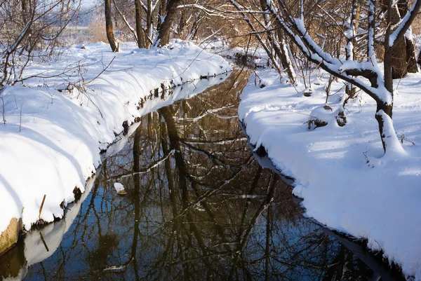 El río invernal en la nieve — Foto de Stock