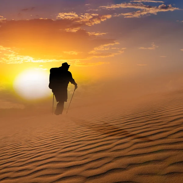 Caminante caminar por un desierto de arena — Foto de Stock