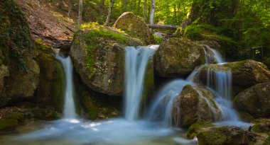 Bir dağ nehrinde şelale