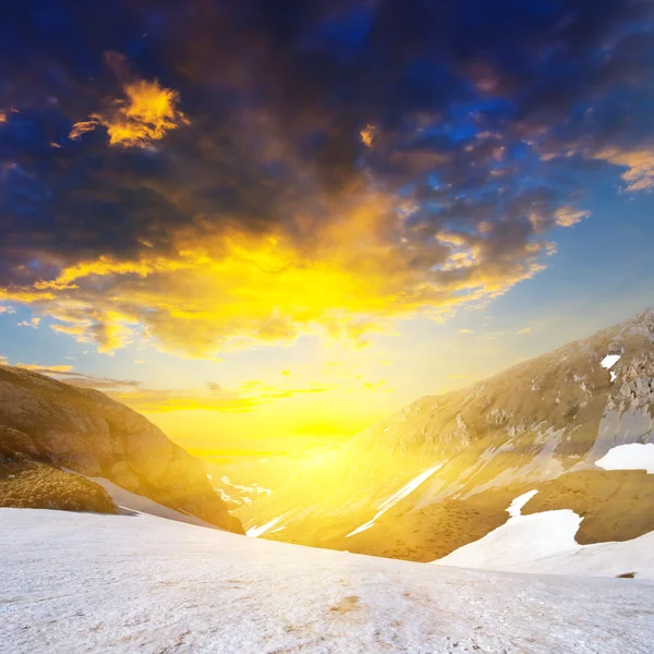 Zonsondergang over een bergpas — Stockfoto