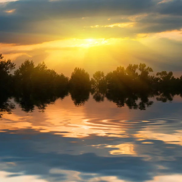 Pôr do sol dramático sobre um lago — Fotografia de Stock